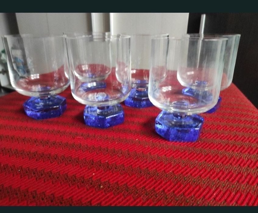 Set de pahare nou nouț în cutie.
Va rog vizualizati si celelalt