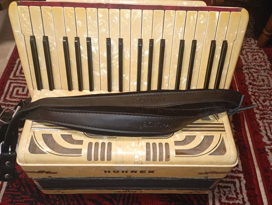 Vând acordeon Hohner tango 1