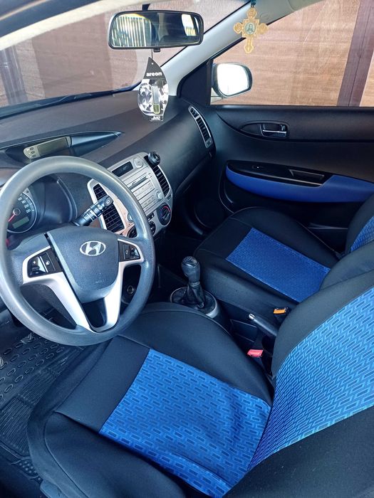 Hyundai i20  an 2009 128.000 km albastru. ITP si asigurare valabile pana anul viitor. Benzina 74CP 1396 cmc. Comenzi volan, faruri reglabile