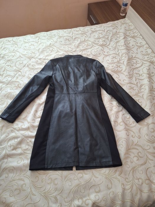 Дамско кожено, вталено манто черно