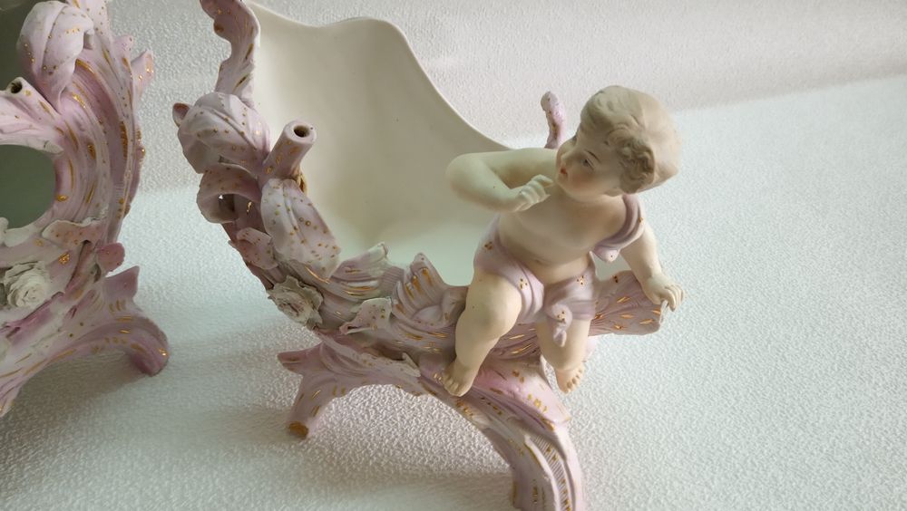 Продаются - антикварные, викторианские, парные  статуэтки  ангелов.