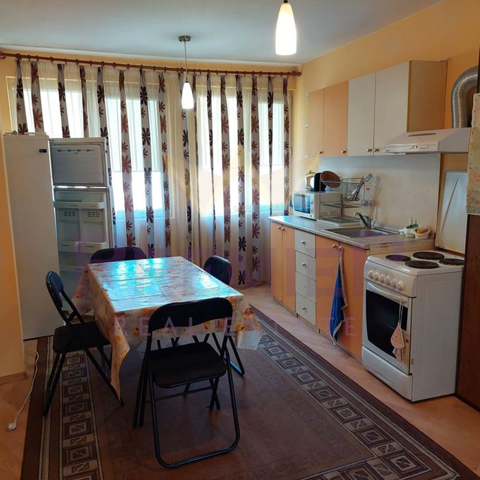 Тристаен Окръжна б-ца - климатик и ТВ във всяка стая