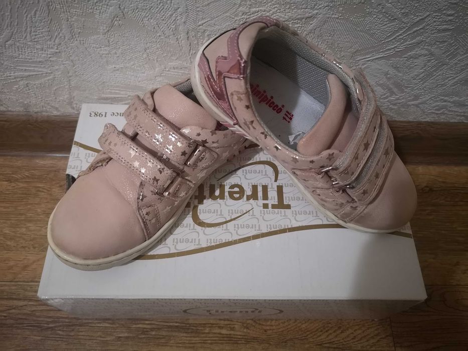 Кроссовки для девочки. Размер 30.