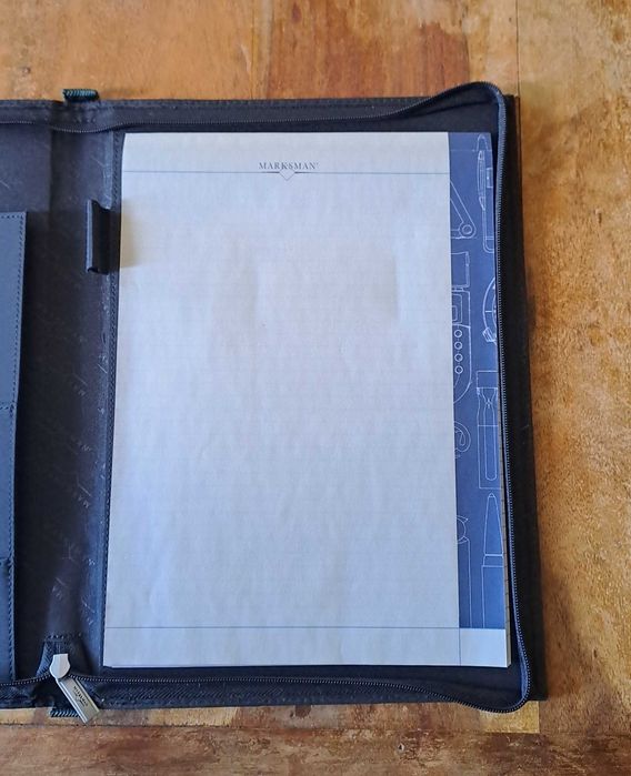 папка луксозна за документи черен с зелено с цип Марксман Marksman А4