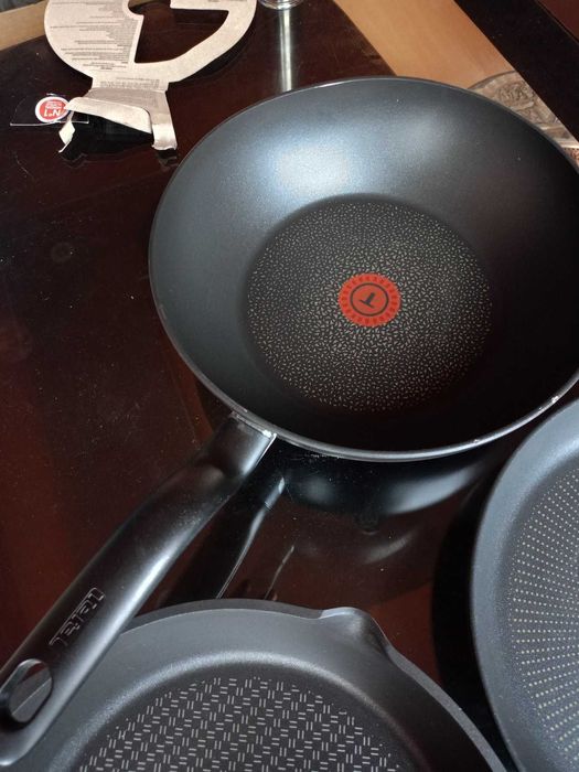 3 бр. индукционни тефлонови тигани Tefal Aroma, нови, но със забележки