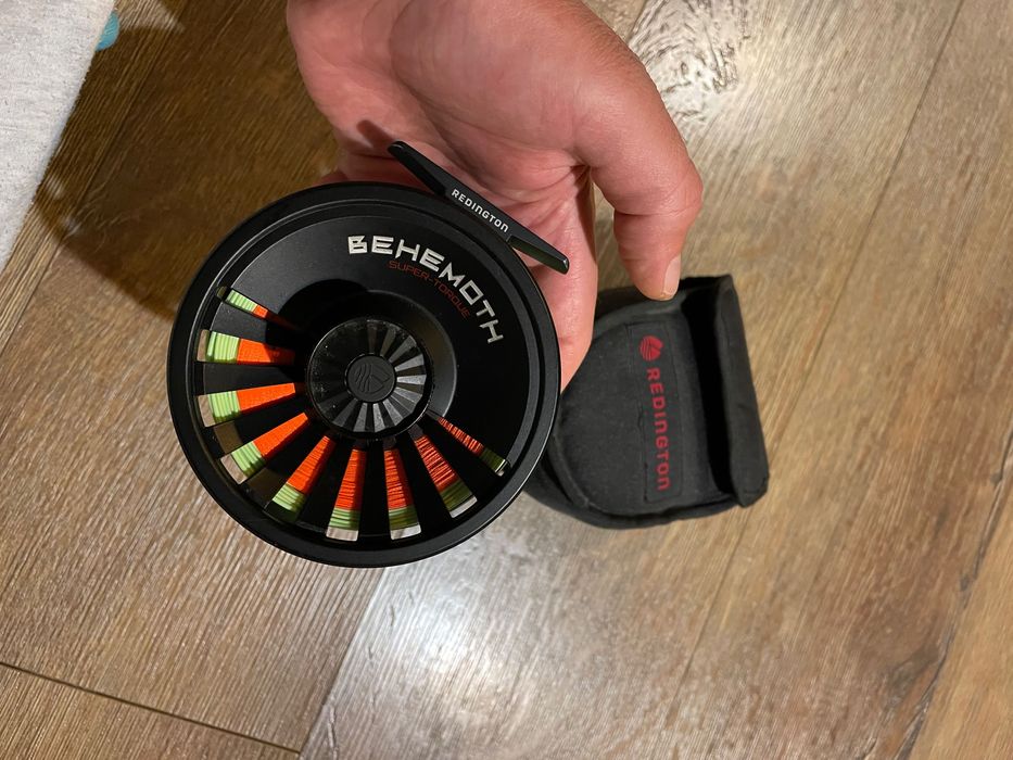 Въдица и макара с шнур за мухарски риболов