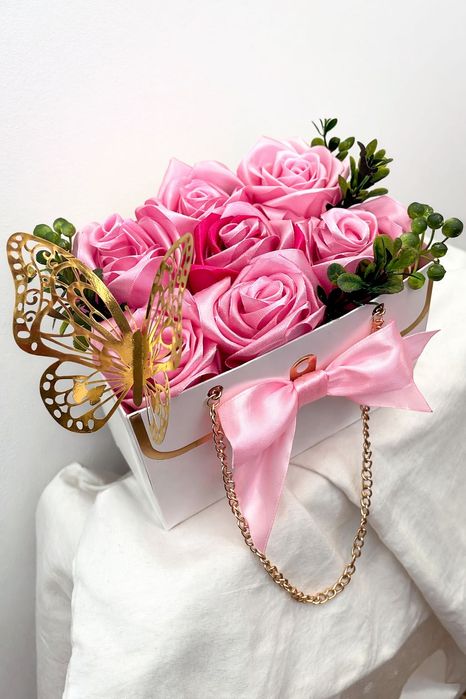 Елегантна подаръчна кутия с рози в няколко нюанса .