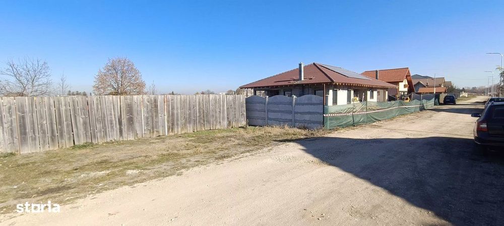 Teren ingradit cu acces la strada cu utilitati si iluminat public