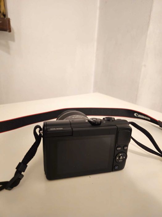 Mirorrless Canon M100 with kit lense