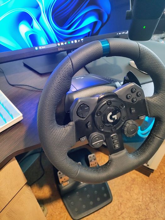 Продавам Геймърски волан Logitech G923  + скоростен лост