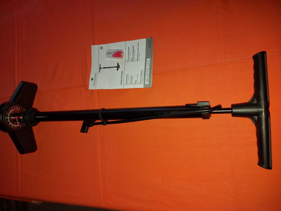 Pompa manuala cu manometru, pentru umflat roti