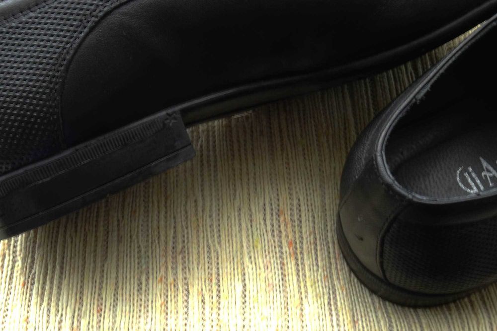 продавам мъжки официални обувки марка gianni,номер 40