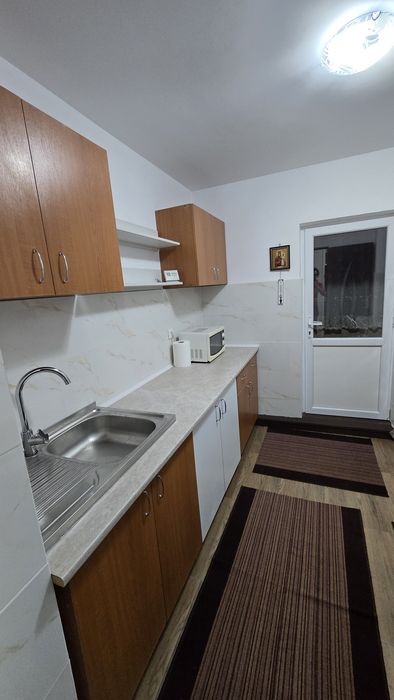 Apartament cu 3 camere de închiriat