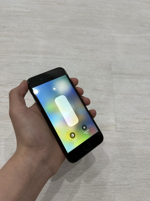 Срочно продам айфон 8