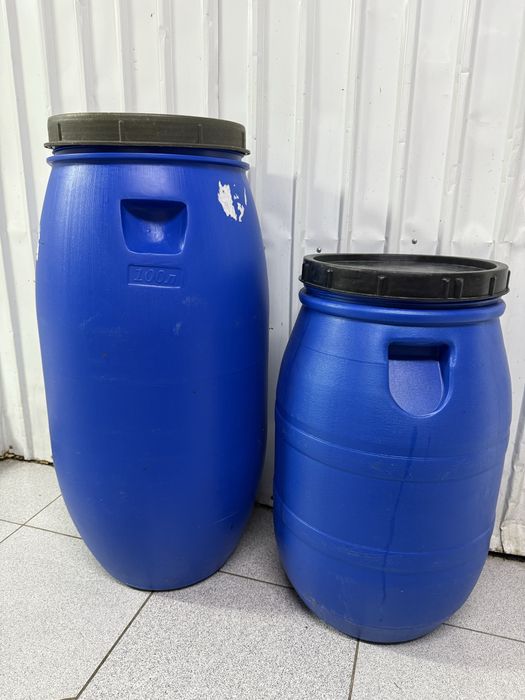 Пластиковые бочки.