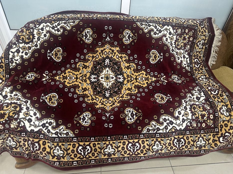 Палаклар сотилади деворга оссаям болади диванга сосаям болади.