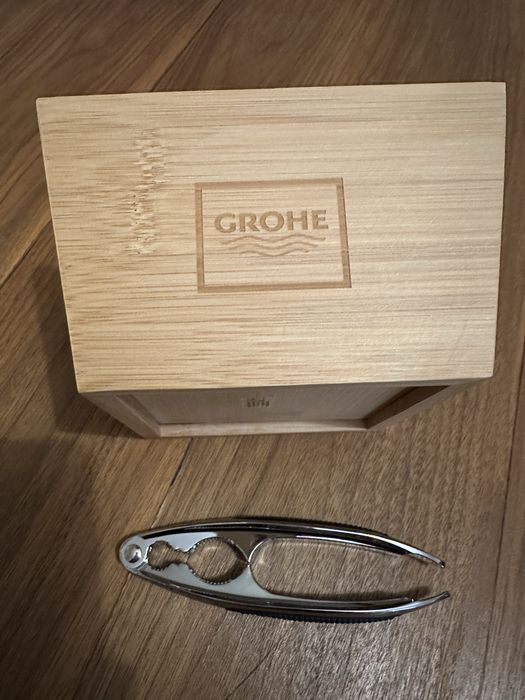 Немска хромирана трошачка за орехи,лешници и бадеми с дървен контейнер