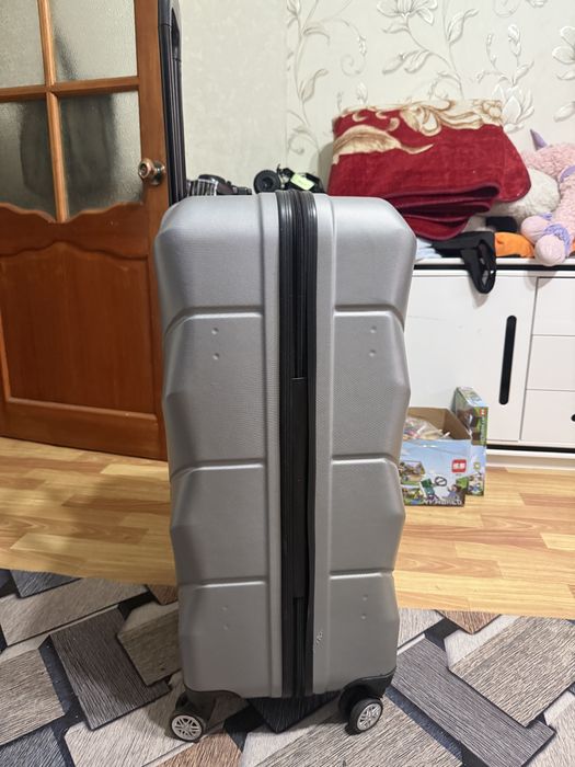 Продаю чемодан