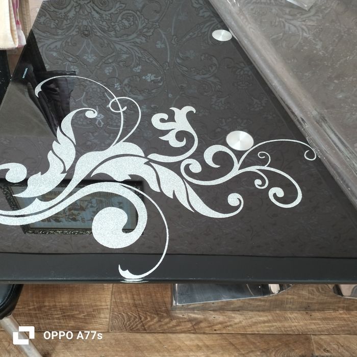 Продается стеклянный стол.