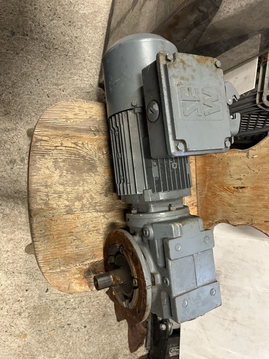 Motor electric cu reductor de 0,75 kw