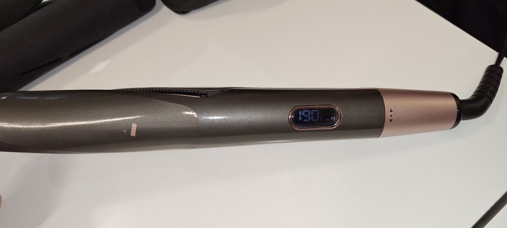 Продавам преса за кода Remington curl and straight