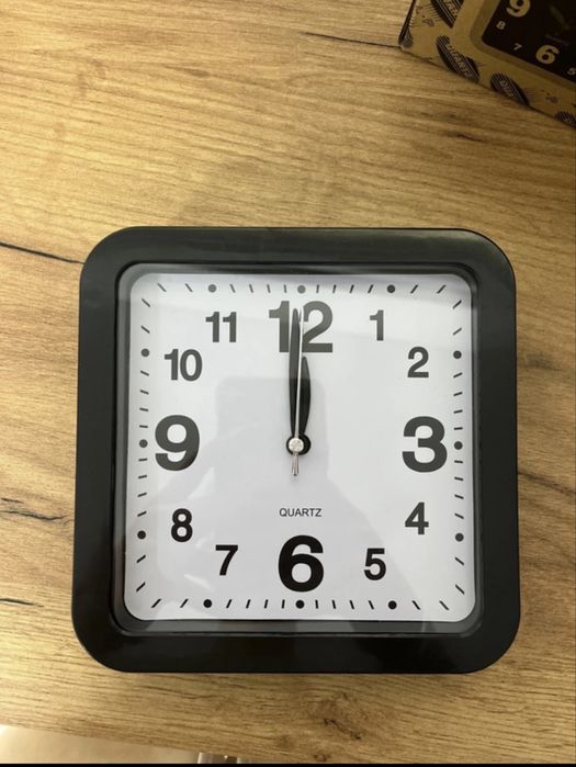 Ceas de masa patrat negru