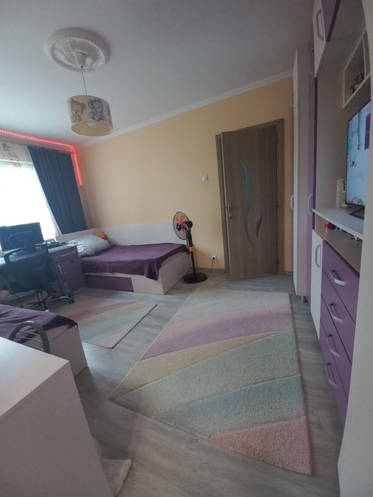 Vând birou pentru copii făcut pe comanda
