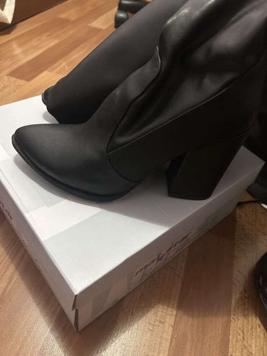 Черни боти и чизми