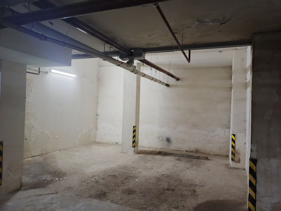 Большой отделённый паркинг.