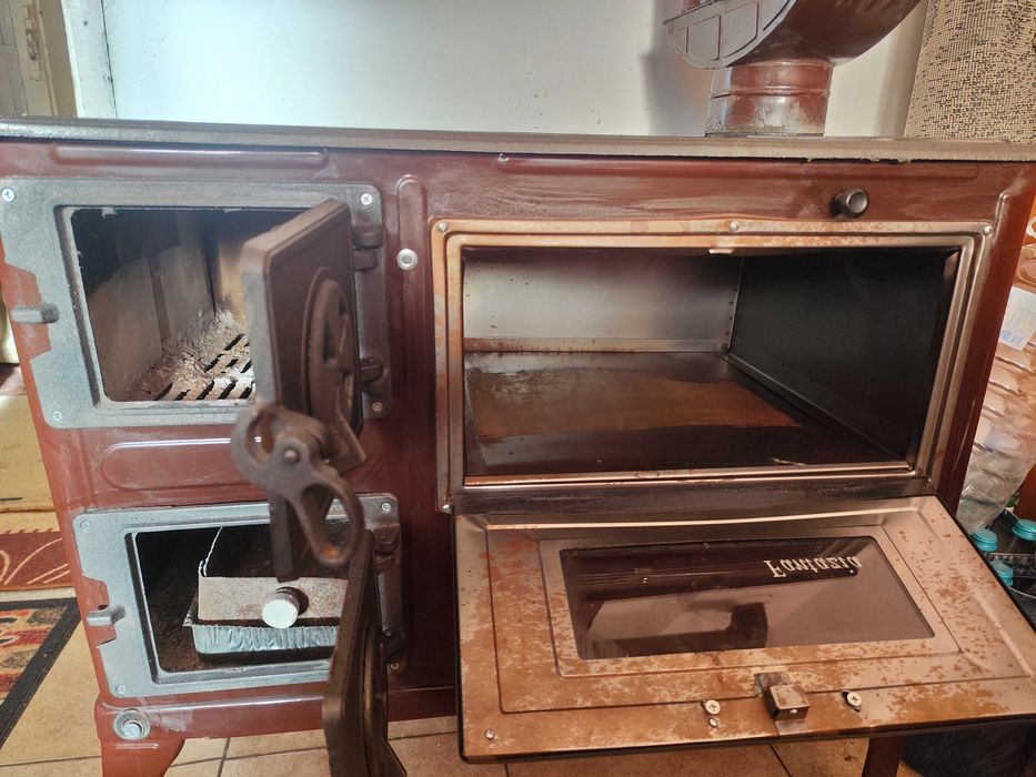 Готварска печка на твърдо гориво ФАНТАЗИЯ чугунен крак, с чугунен плот, емайлирана