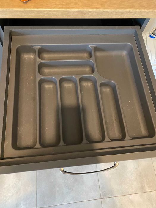 Кухня в цвят графит и натурално дърво