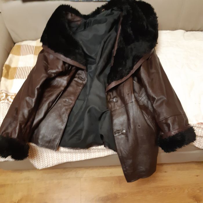 Hainã piele cu guler si mineci de blana