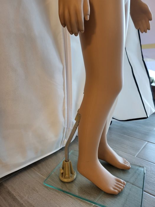 Manechin copil  cu suport din sticla