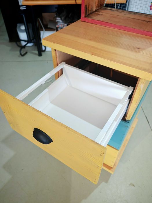 Etajera expozitor handmade rame stup 3 nivele 2 sertare pe roti