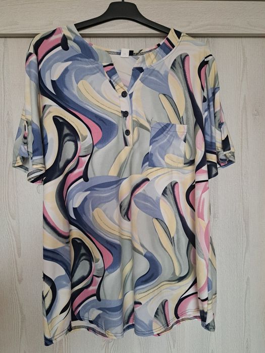 Продавам 2 многоцветни Туники!