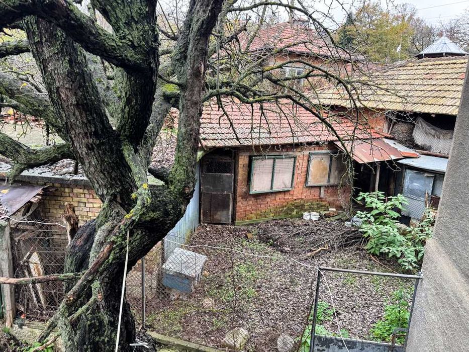 Kъща с 3 спални, гараж и стопански постройки в живописното село Червен