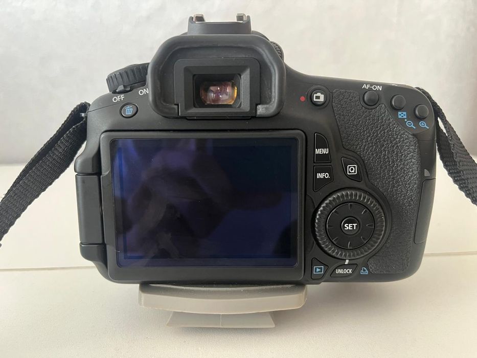 Фотоаппарат Canon EOS60D с встроенным вспышкой