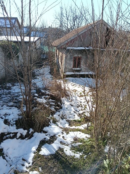 Vând teren cu  casă veche demolabila 233mp