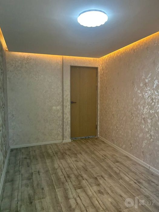Продаётся 3х комнатная квартира в городе Чирчик 4 микрорайон