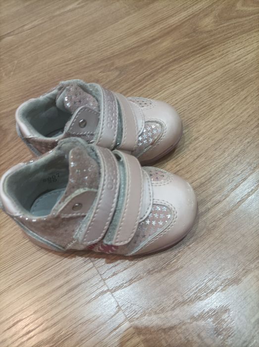 Первые кроссовки для малышки