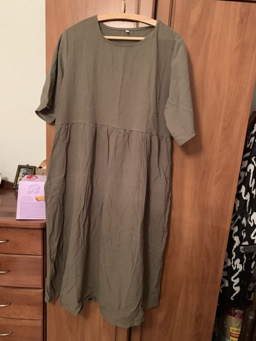 Лятна рокля в тютюнев цвят, обло деколте, повдигната талия, с дж