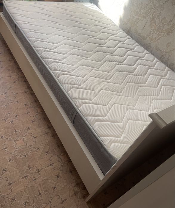 Продам кровать с матрасом