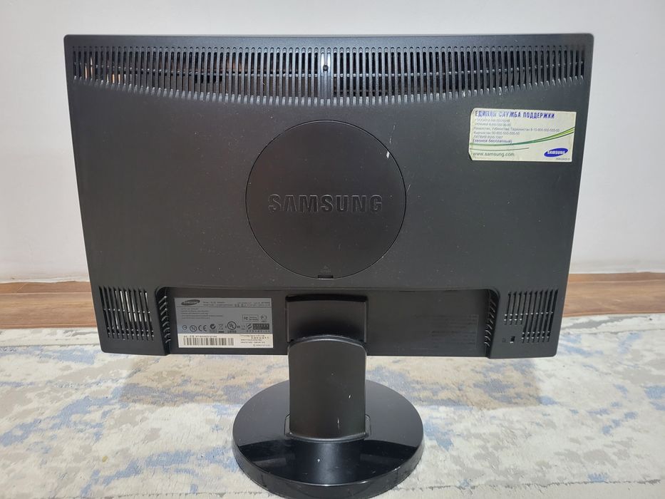 монитор Samsung, модель SyncMaster 943NWX.