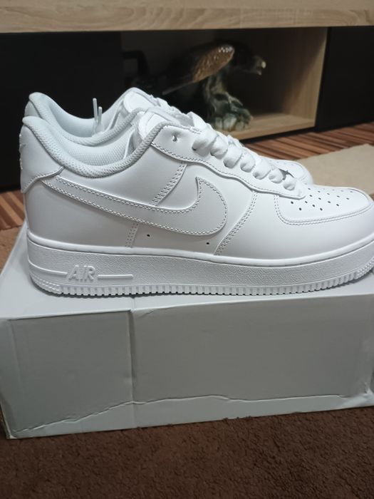 Nike Air Force 1 '07 Low "Triple White" – Mărimea 43 – Noi la Cutie