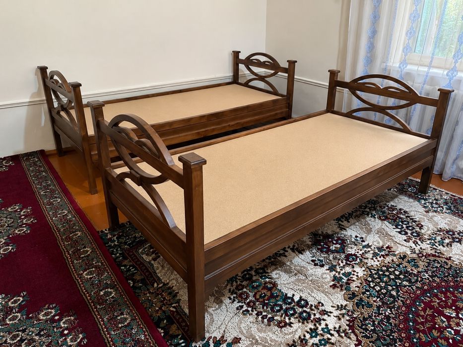 Кровать из красного дерево