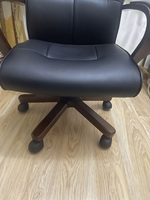 Kreslo yengide ozgina ishlatilgan