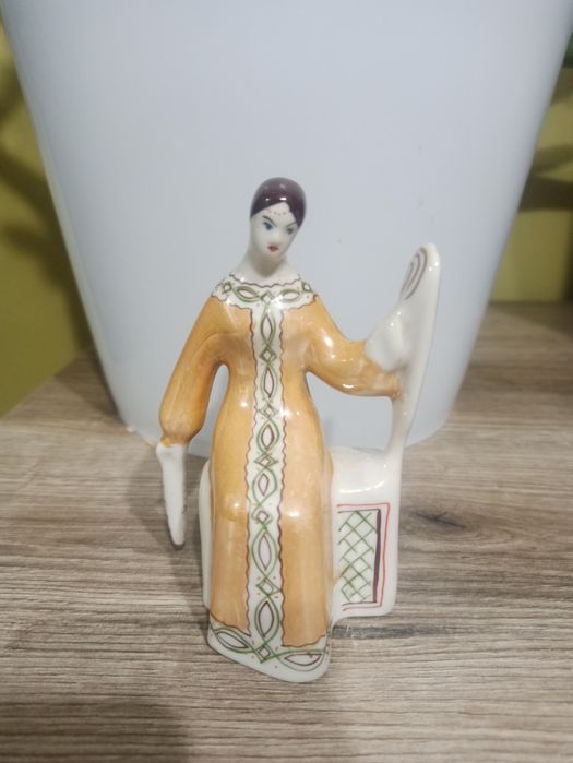 Статуэтка Девушка с прялкой