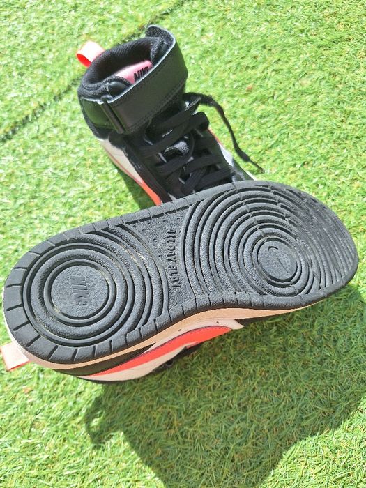 Nike mid-high fete Roz-alb-negru.