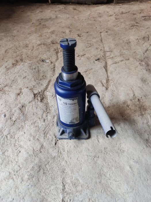 Домкрат сотилади