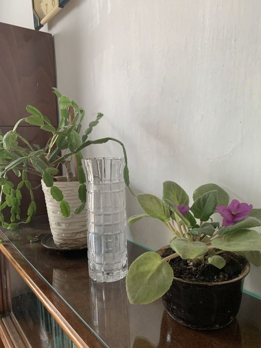 Вазы хрустальные  и фаянсовые